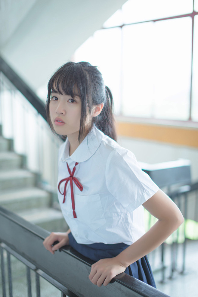 人像摄影下课后的校园女生