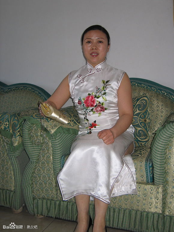 这个旗袍美熟妇不知道小蜗牛是否发过如发过大家权当回味熟女吧百度