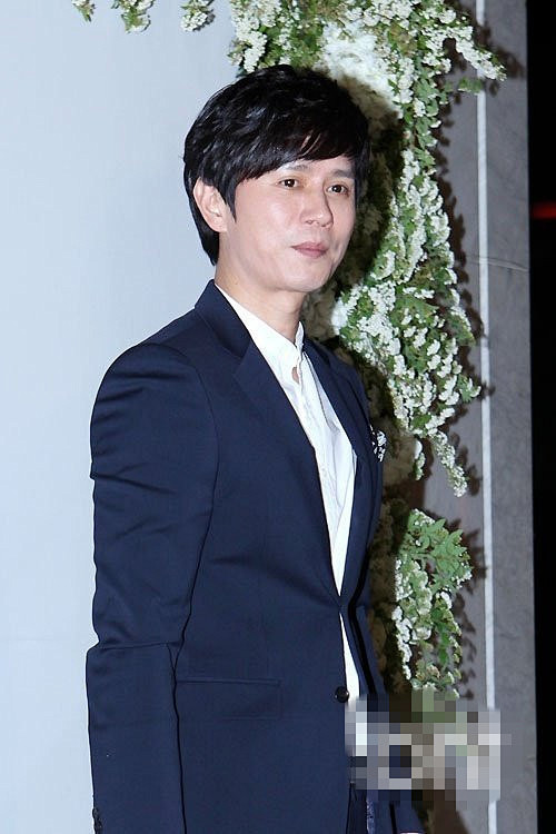 韩载锡朴帅眉举行婚礼众好友到场祝贺9