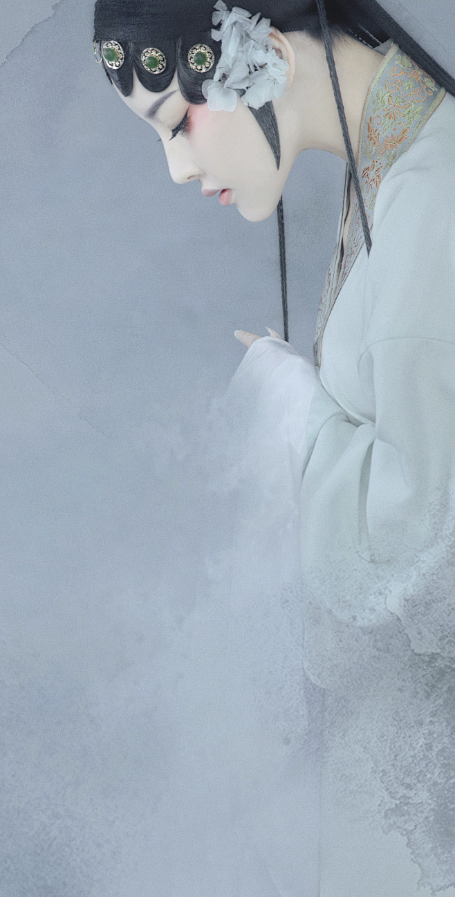 画堂栏槛占韶光端不负年芳依倚东风向晓数行浓淡仙妆2