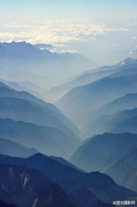 云下的山如眉黛