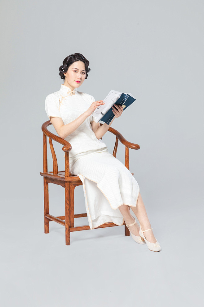 旗袍女性看书