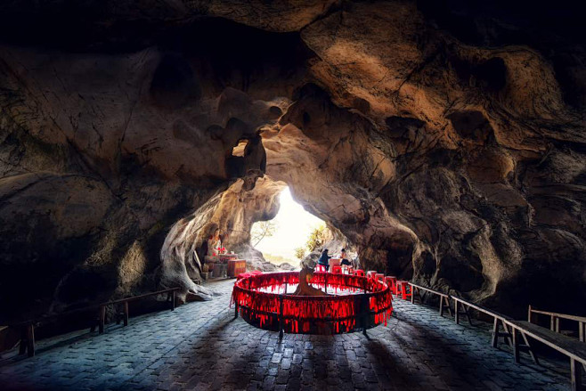 黄龙岩畲族风情旅游区位于距河源市区59公里的东源县漳溪畲族乡高嶂