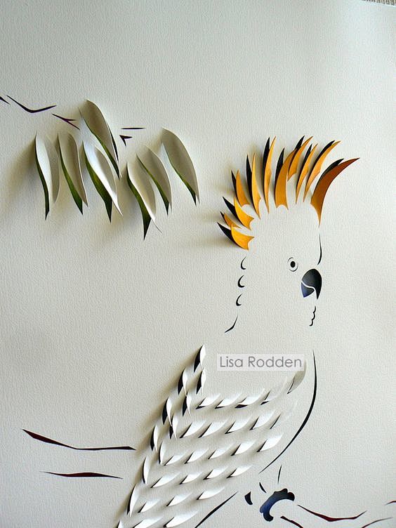 一张普通的白色卡纸经过匠人的巧手雕刻变为精致的纸雕作品