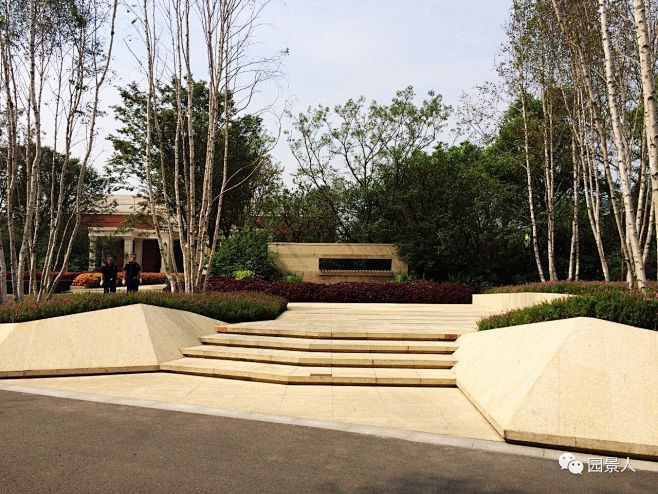 苏州龙湖项目,立面采用斜面,用台阶把两边的花池串联起来.