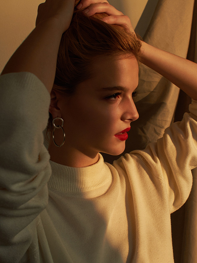 女模模特摄影人像光影复古精致侧脸侧颜优雅慵懒