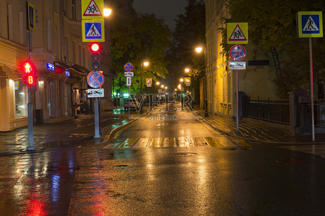 在雨夜的城市街道背景