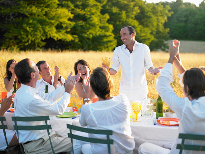 朋友户外聚会共同庆祝