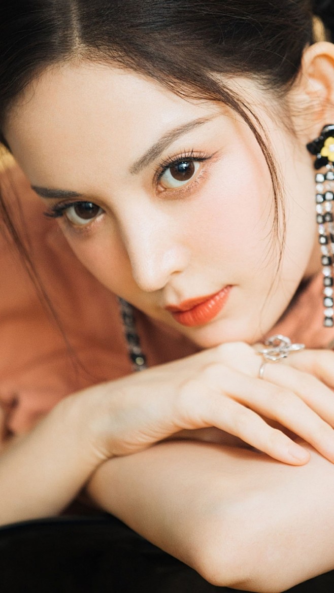 古力娜扎双丸子头粉嫩脸蛋可爱写真照8唯一图库