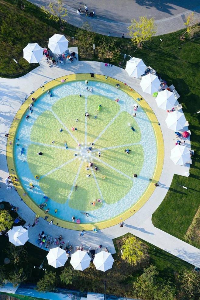 随着日渐增多的人流,阿那亚社群氛围满溢,炎炎夏日里,泳池成了海边