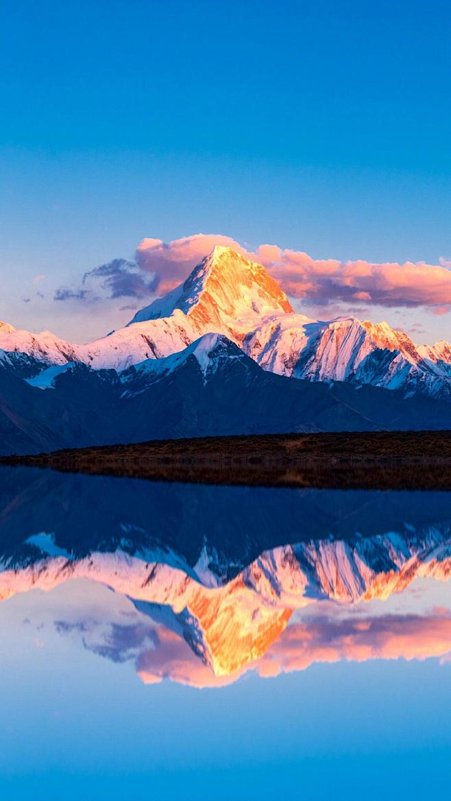 贡嘎山主峰耸立于群峰之巅海拔7556米是四川省最高的山峰被称为蜀山之