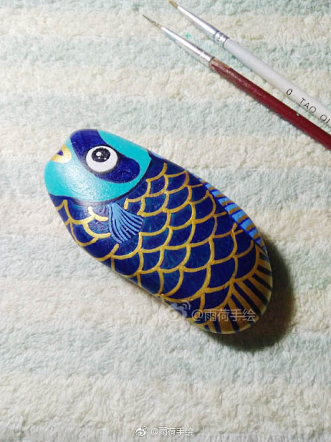 窗外细雨纷纷空气清凉画一款小鱼石彩绘石头67676767