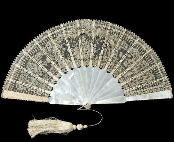 欧洲19世纪宫廷贵妇的装饰折扇
