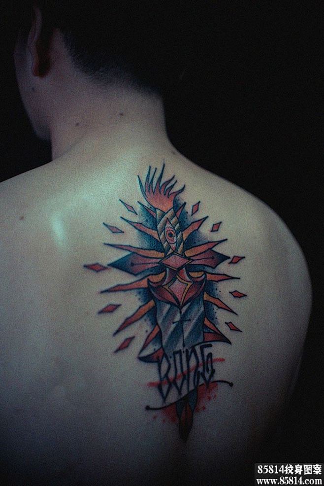 男人后背创意剑刺纹身图案