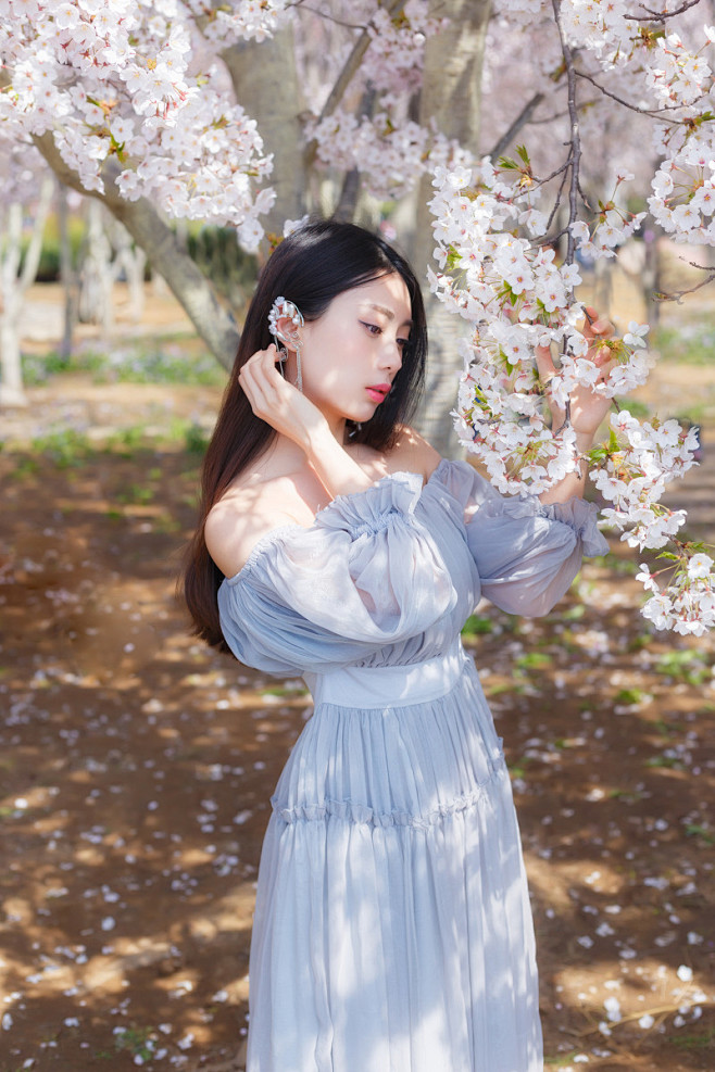 16:28:36图虫人像摄影:思美人女人与花山青烟海同采自www