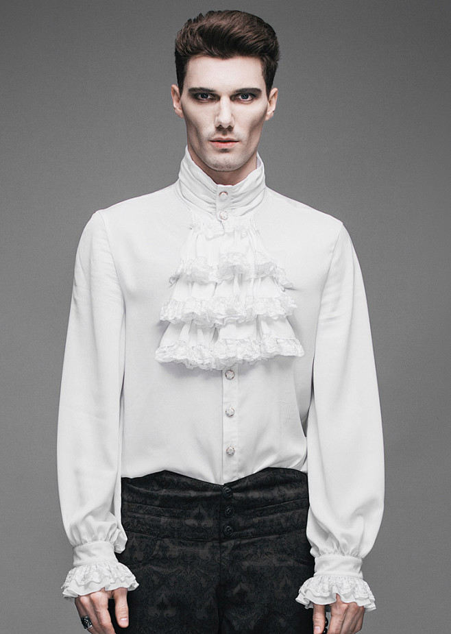 chemise à jabot blan.