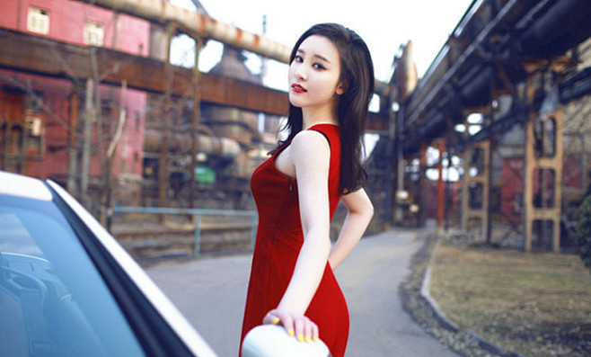 尤物袁菲红唇酷辣性感写真秀玲珑身