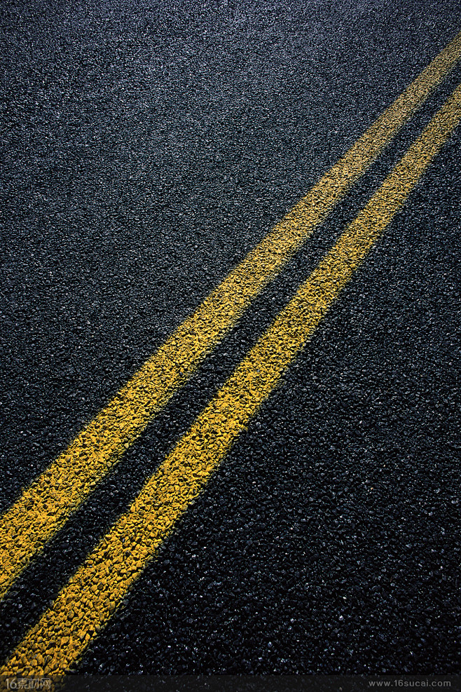 有双黄线的柏油路面高清摄影图片