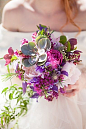 多肉植物元素的新娘手捧花 : 多肉植物以其可爱、质朴和色彩成为婚礼中的常见材料，当然，新娘手捧花中也少不了他们的身影。