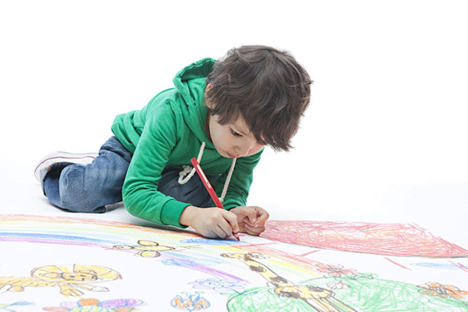 画画的小男孩高清图片