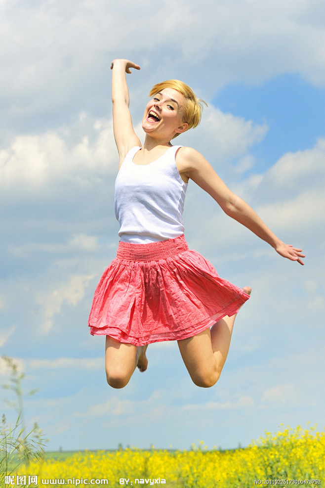 跳跃的美女