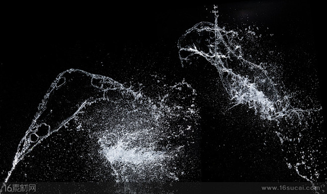 黑色背景上飞溅的水花高清图片