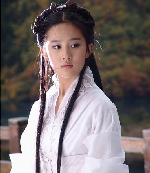 凭借王语嫣小龙女等角色刘亦菲轻轻松松获得古装剧第一美女之称
