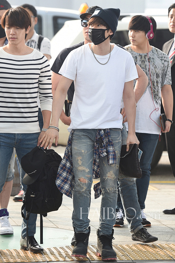 superjunior组合成员李东海银赫6月28日韩国仁川机场街拍飞广州