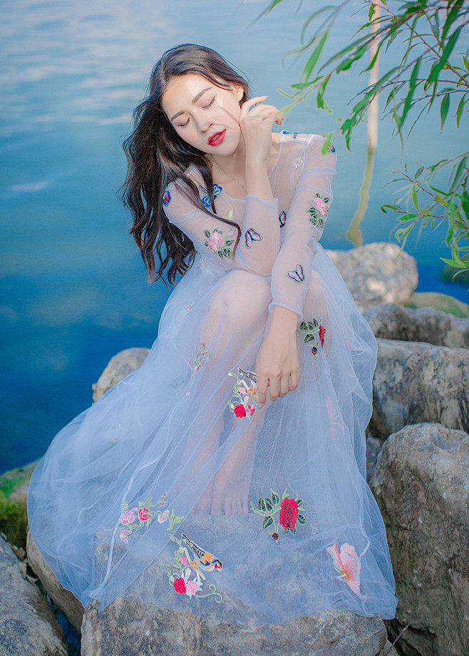 初岚优雅小女人性感透视花朵刺绣网纱仙女长裙度假裙连衣裙衣服裙子