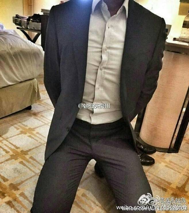 逛微博宛如逛窑子现在大家都开始迷正装下跪了吗