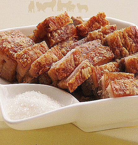 脆皮烧肉方形五花腩肉在开水中煮7成熟过冷水表面用竹签插小孔肉切小