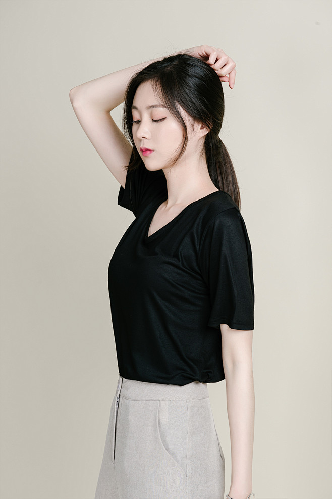 u形领纯色t恤mixxmix本款u形领纯色t恤的存在不是为了惹眼的造型而是