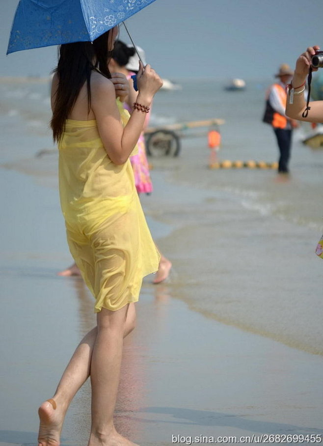 街拍沙滩上黄色轻盈薄纱泳装美女