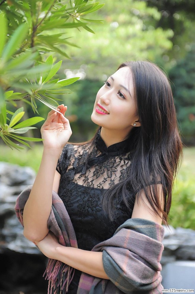 丰满性感优雅的少妇照片