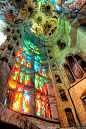 巴塞罗那。西班牙 - Sagrada Familia教堂。好像彩虹笼罩在教堂上空。