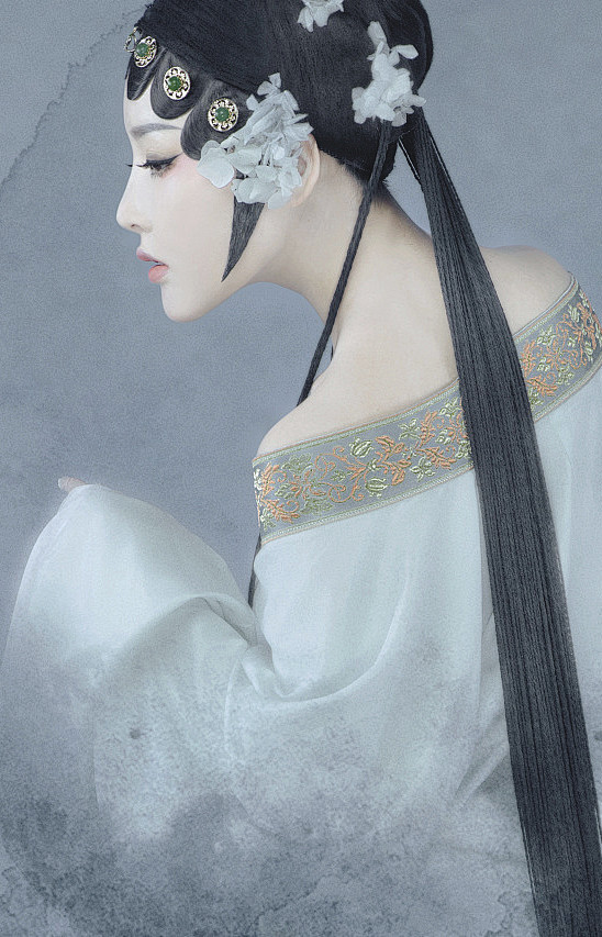 画堂栏槛占韶光端不负年芳依倚东风向晓数行浓淡仙妆4