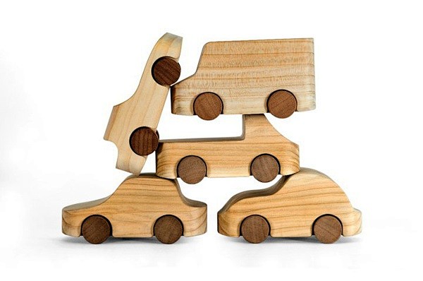 tobeus其中的5款基本版木头玩具车合影