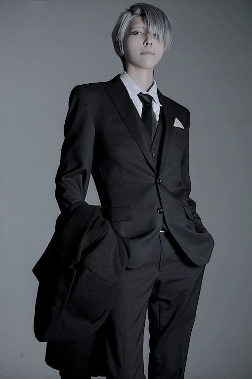 这位名为ウィル的coser曾出过维恰的西装造型,也是帅哭!