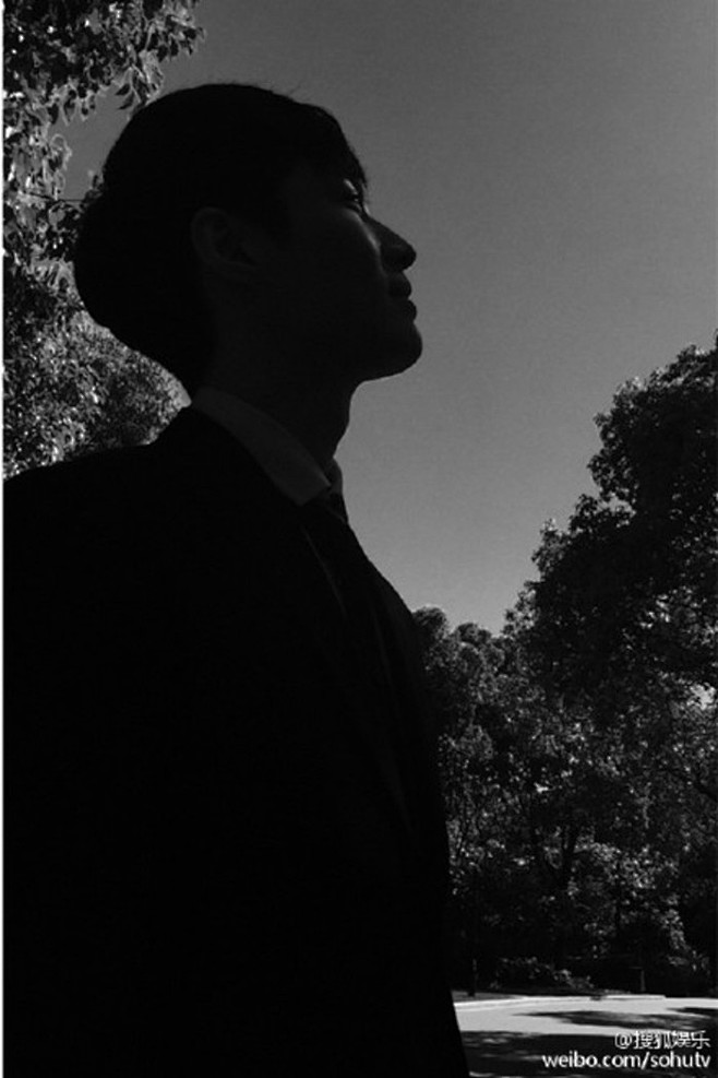 镜头内"鲜肉麻豆"#张艺兴#45度仰望天空,抬起手臂作忧伤状,专注比帅30