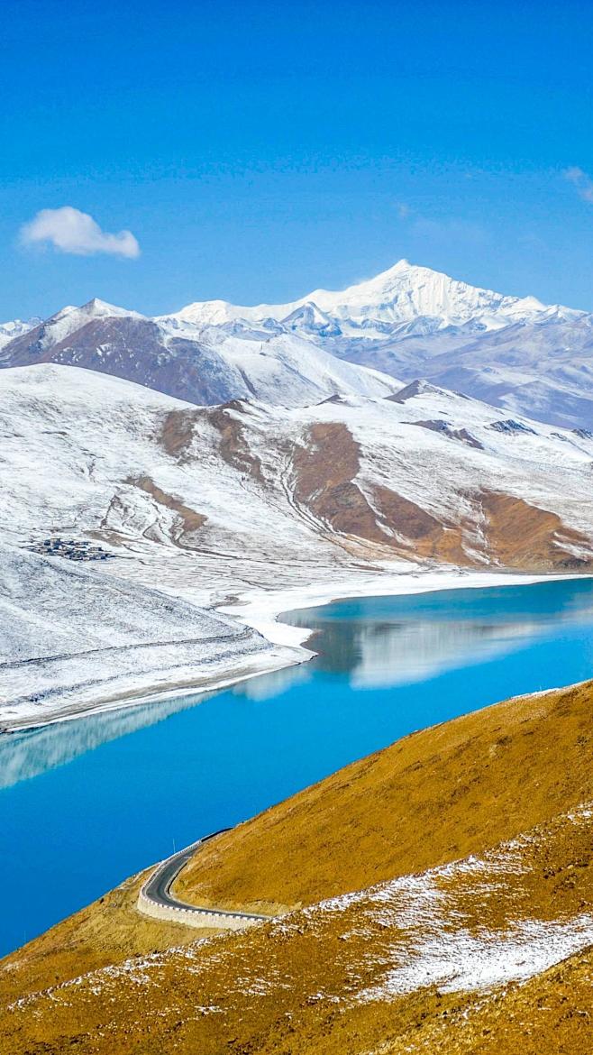 羊卓雍措似一块晶莹的翡翠