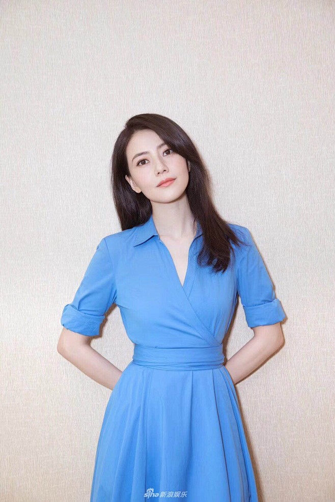 组图高圆圆穿蓝色连衣裙清新甜美披肩长发妩媚动人今日