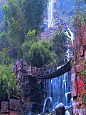 惊人的瀑布大约在张家界，中国世界-1  - 宝峰湖瀑布和吊桥