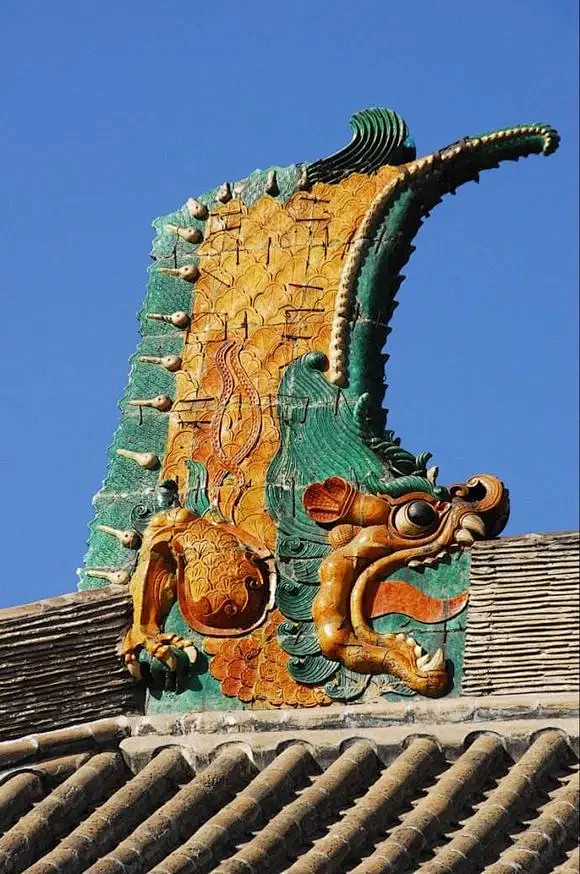 华严寺大雄殿金代鸱吻,高达四米,为中国最大鸱吻