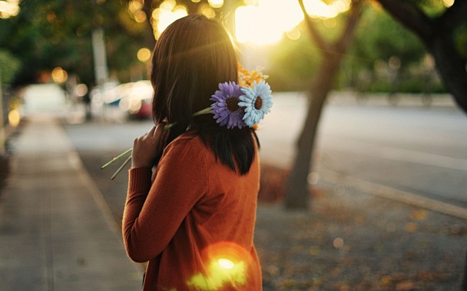 女孩抱雏菊的图片唯美图片