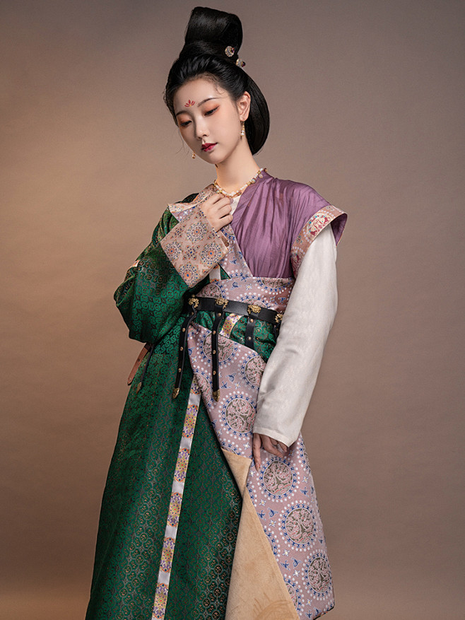 裳宫语辰月唐制圆领袍女原创复原风织金织锦缎面披袄加厚秋冬汉服淘宝