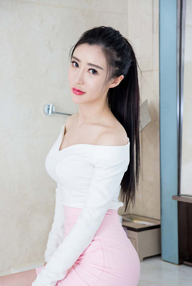 妖娆美女佟蔓裹身裙美腿写真时尚优雅气质