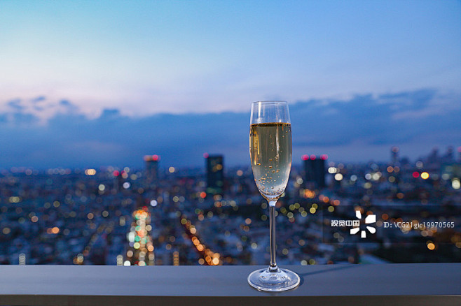 glassofchampagneinfrontoftokyocityscape創意圖片