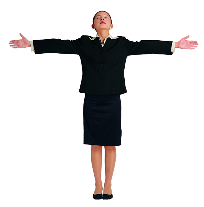 展开双臂的女人