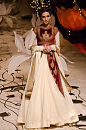 Rohit Bal India Bridal Fashion Week 2013 （设计师：罗希特·巴尔，印度新娘时装周），每年盈利160亿美金的印度新娘装，占了印度服装产业的80%，它独特的魅力到底在哪里呢。