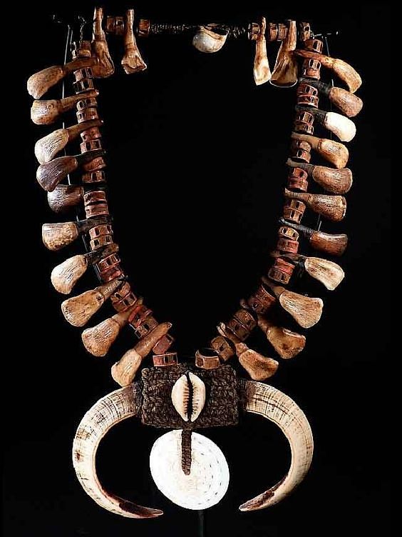 papuanewguineanecklace2030yearsoldfromthesepikriverregionteeth